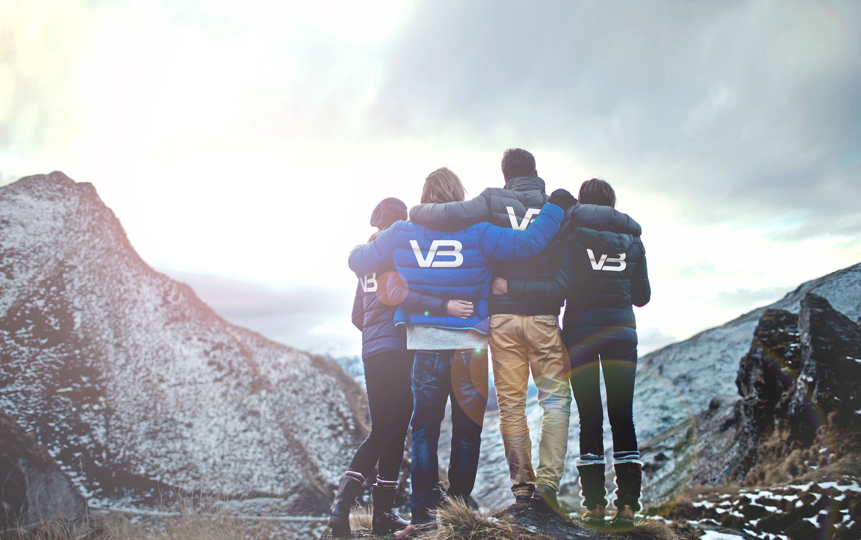 Rørleggerkjeden VB - fire rørleggere med ryggen til ser utover et fjell