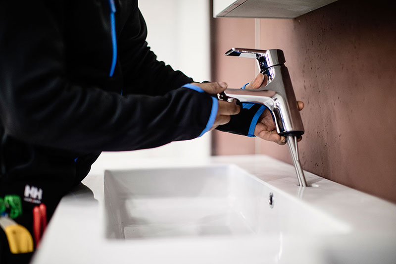 VB-rørlegger fra Åssiden Rør monterer et servantbatteri.